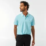 Remera tipo polo celeste con cuello y mangas con ribete blanco.