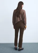 Jeans de tiro medio y corte flare con diseño crop. Presentan cinco bolsillos, cierre de cremallera con botón, trabillas en la cintura y bajo deshilachado.