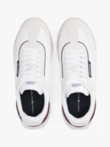 Zapatillas Tommy Hilfiger de running, color blanco con detalles en beige y burdeos. Confeccionadas en ante, poliéster y goma, con suela dentada de EVA y logo distintivo de la marca en el lateral y el talón.