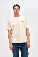 Remera de manga corta en algodón pesado con textura suave, corte relajado y bordado de la marca en el pecho.