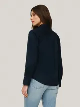 Camisa azul marino de popelín de mezcla de algodón elástico, corte regular, cuello inglés, puños con botón y logo de Tommy Hilfiger bordado en el pecho.