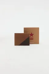 Billetera combinada de cuero en tonos marrón y tostado, con detalle de costuras cruzadas y bajo relieve de la marca. Cuenta con interior con reparticiones y forro de algodón.