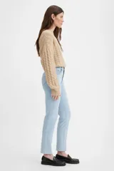 Jean de corte recto y tiro alto, en un tono azul claro lavado. Presenta cierre frontal con botón y bolsillos clásicos.