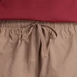 Pantalón cargo de tejido de nylon reciclado color marrón, con efecto arrugado, cintura ajustable con cordón y bolsillos cargo laterales. Presenta un corte ancho y tiro alto.