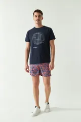Short de baño estampado con diseño geométrico en tonos verdes, cintura elástica con cordón ajustable, bolsillos laterales y bolsillo trasero.