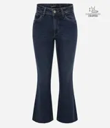 Pantalón flare cropped de jeans azul oscuro, con cintura mediana, tiro alto, ajuste hasta la rodilla y botamanga acampanada. Cuenta con bolsillos funcionales, trabillas para cinturón y cierre frontal con botón y cremallera.