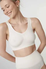 Soutien blanco de microfibra sin costuras, con breteles anchos y espalda entera.