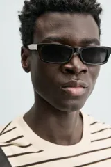 Camiseta color arena de algodón compacto, corte recto, cuello redondo y mangas cortas.