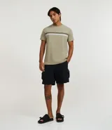 Remera de algodón con cuello redondo, mangas cortas y corte regular. Presenta un diseño con franjas horizontales en tonos contrastantes en la parte superior del pecho.