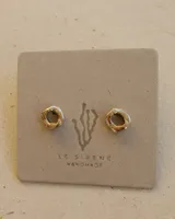 Par de aros dorados con forma cuadrada irregular y centro hueco.