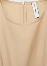Vestido midi de corte evasé en color beige, confeccionado en una mezcla de algodón y lyocell. Presenta cuello redondo, diseño sin mangas con tirantes anchos, costuras estructuradas y bajo asimétrico con acabado deshilachado. Incluye cierre de cremallera en la parte posterior y forro interior de algodón.