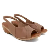 Sandalia de cuero negra con puntera abierta y talón cubierto. Cuenta con una tira trasera con hebilla y una plataforma de goma color beige con tecnología Care Juanetes.