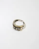 Anillo de plata 925 con dublé de oro y tres zirconias blancas.