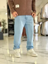 Pantalón de jean azul con lavado clásico, de corte holgado y estilo oversize.