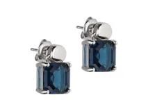 Par de aros de plata 925 con cristal de Swarovski Elements color azul, de forma rectangular. Cierre de tornillo a presión.