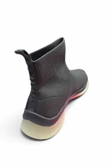 Championes tipo bota o botita negra de tejido elástico, con suela blanca y detalle de degradado en color rosado.
