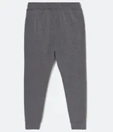 Pantalón deportivo masculino liso color negro, con ajuste elástico en la cintura y bolsillos laterales.