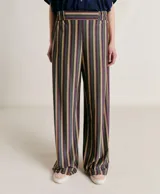 Pantalón de pierna ancha con estampado a rayas verticales en tonos verde, amarillo, morado y marrón.