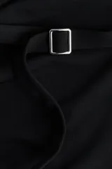 Vestido midi negro, de manga corta, con escote drapeado tipo barco y un cinturón fino con hebilla cuadrada que ajusta la cintura.