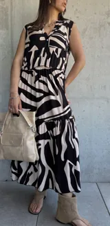 Vestido largo con estampado abstracto en blanco y negro, corte holgado, sin mangas y cuello en V.