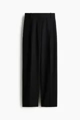Pantalón sastrero de tiro alto con pinzas, corte holgado y piernas rectas. Cuenta con cierre frontal oculto, bolsillos laterales y bolsillos traseros decorativos.