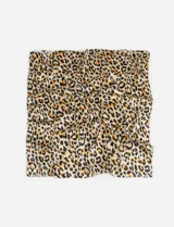 Pañuelo cuadrado de poliéster con estampado de leopardo en tonos beige, negro y naranja.
