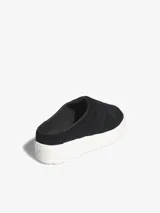 Mules Adidas Rivalry negras con suela de plataforma blanca.