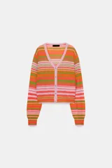 Chaqueta de punto con cuello pico y manga larga, con cierre frontal de botones. Presenta un estampado de rayas horizontales en tonos rosado, naranja y verde.
