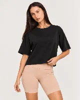 Remera de algodón negra de manga corta, con diseño holgado y detalle de torzado en la espalda.