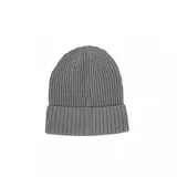 Gorro de lana gris con textura acanalada y logo de Puma en etiqueta rectangular negra en el frente.