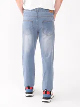 Jean de corte recto color celeste.
