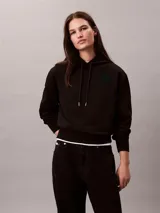 Buzo con capucha Calvin Klein de corte holgado, confeccionado en tejido de algodón y poliéster. Presenta puños y dobladillo acanalados, cordones ajustables en la capucha y logo de la marca bordado en el pecho.