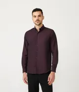 Camisa de vestir manga larga Preston Field, color bordó, con cuello camisero y cierre frontal de botones al tono.