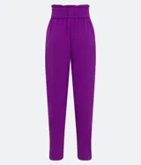 Pantalón pantacourt color violeta con cintura elástica, lazo en la cintura, bolsillos con botones y textura airflow.
