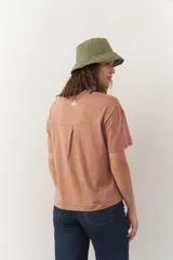 Remera de algodón color lila, de manga corta y cuello redondo.