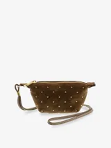 Cartera pequeña tipo monedero de cuero color marrón oscuro, con forma trapezoidal y cierre superior dorado. El cuerpo está decorado con tachas metálicas doradas. Incluye una correa de muñeca y una correa larga para usar como bandolera.