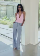 Pantalón vaquero de corte wide leg, tiro medio, con cinco bolsillos, trabillas para cinturón y cierre frontal de cremallera y gancho.
