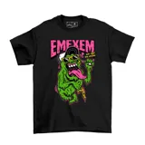 Remera negra de algodón con estampa frontal colorida que muestra un personaje tipo monstruo verde con anteojos de sol, gorra y comiendo pizza, con el texto EMEXEM y la frase EAT FAST DIE YOUNG.