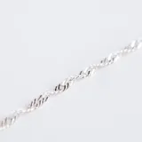 Pulsera de cadena estilo Singapur, elaborada en plata 925 con eslabones entrelazados que crean un efecto de torsión brillante.