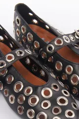 Ballerinas negras de cuero sintético con correa sobre el empeine y hebilla metálica. Diseño con múltiples ojalillos metálicos.
