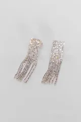 Par de caravanas plateadas con forma rectangular y flecos de strass.