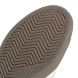 Championes urbanos Adidas Advantage 2.0, color blanco con suela de goma color marrón. Presentan detalles en animal print en la lengüeta y un detalle rojo en el talón. El diseño incluye las clásicas tres tiras de la marca representadas mediante perforaciones laterales.