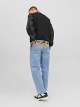 Jean de corte loose fit con tiro alto, confeccionado en tejido de sarga con acabado stonewash. Presenta diseño clásico de cinco bolsillos y cierre frontal con botón.