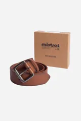 Cinturón de hombre en cuero sintético color marrón, con hebilla metálica de diseño cuadrado y textura rugosa.