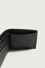 Billetera de cuero con acabado abatanado, diseño plegable con costura central horizontal, compartimento para billetes, tarjetero y monedero con broche a presión.