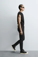 Jeans de hombre, corte skinny y largo cropped, color negro lavado. Presenta cinco bolsillos y cierre frontal con cremallera y botón.