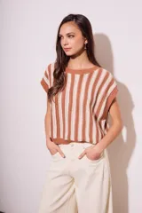 Chaleco de punto con rayas verticales color beige y marrón, de corte holgado y sin mangas.