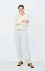 Sweater de punto fino con cuello a la base y mangas largas, confeccionado en hilo italiano con textura mullida y corte holgado.