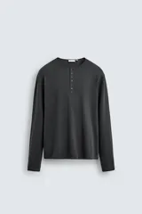 Camiseta de manga larga con cuello redondo y cierre frontal de botonadura, confeccionada en una mezcla de algodón y seda.