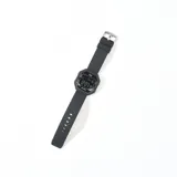 Reloj digital Q&Q con correa de silicona negra y caja octogonal.